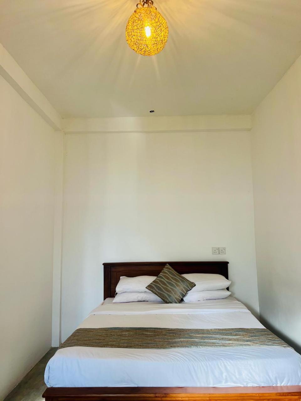 Montes Ella Bed & Breakfast Ngoại thất bức ảnh