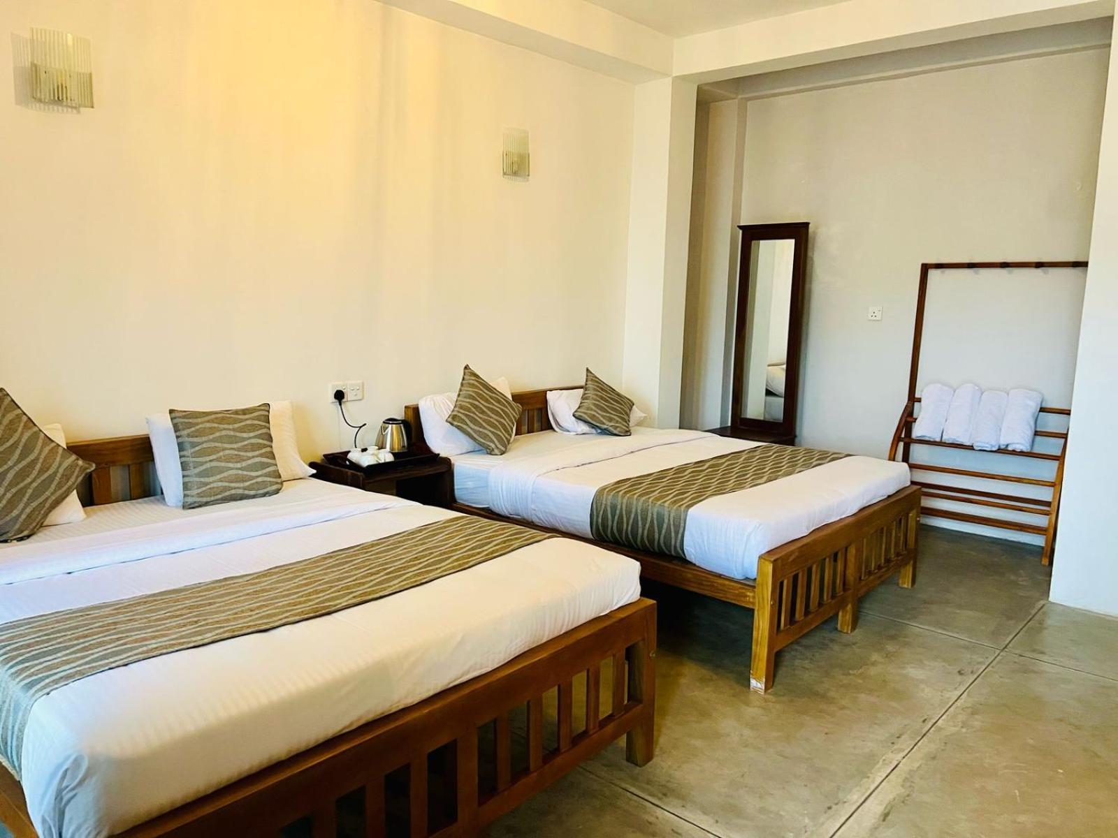 Montes Ella Bed & Breakfast Ngoại thất bức ảnh