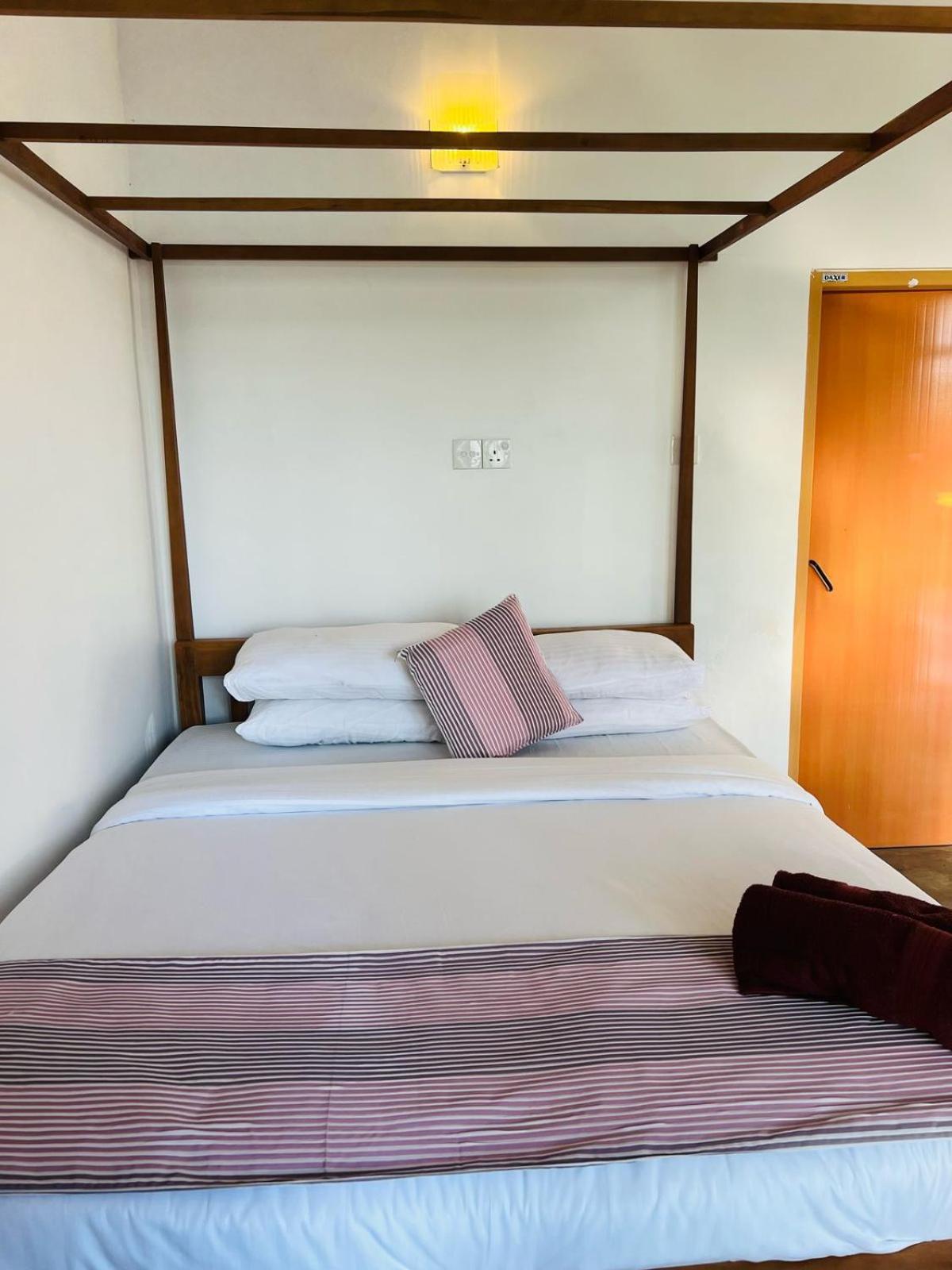 Montes Ella Bed & Breakfast Ngoại thất bức ảnh