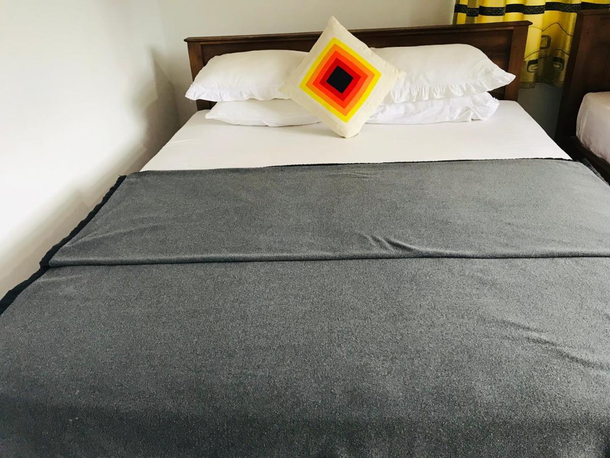 Montes Ella Bed & Breakfast Ngoại thất bức ảnh